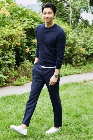 Какие брюки чинос носить с темно-синим свитшотем