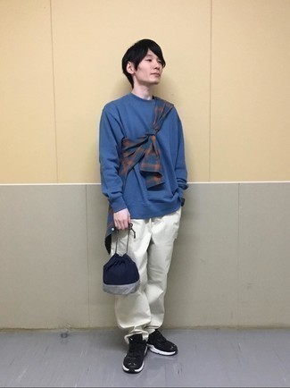 Какие брюки чинос носить с темно-синим свитшотем