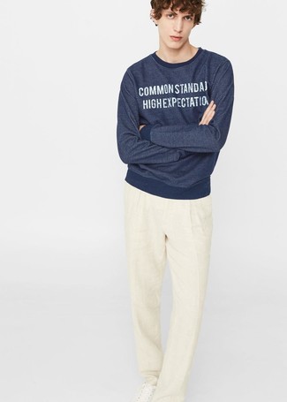 Какие классические брюки носить с темно-синим свитшотем мужчине