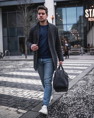 Какие низкие кеды носить с темно-синим свитшотем мужчине