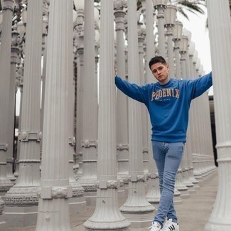 Какие низкие кеды носить с темно-синим свитшотем мужчине