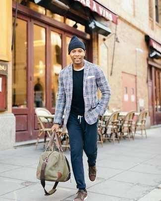 Какие низкие кеды носить с темно-синим свитшотем мужчине