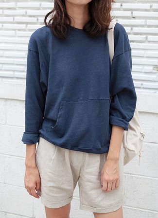 Какие шорты носить с темно-синим свитшотем женщине