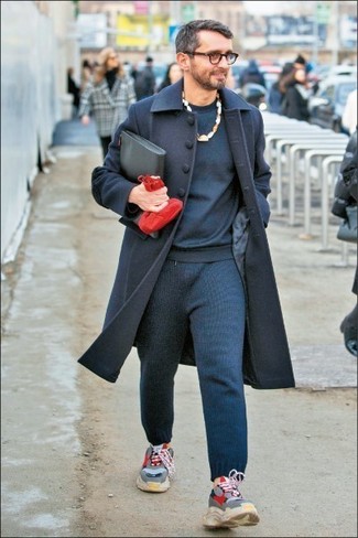 Какие спортивные штаны носить с темно-синим свитшотем мужчине