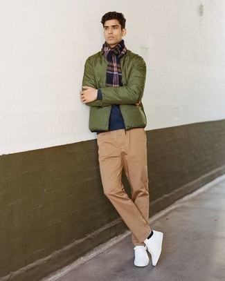 Как носить темно-синий свитшот с белыми низкими кедами из плотной ткани мужчине