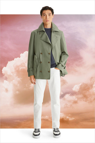 Как носить темно-синий свитшот с белыми джинсами мужчине