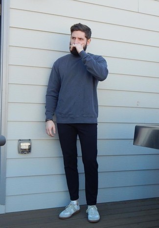 Как носить темно-синий свитшот с белыми низкими кедами мужчине