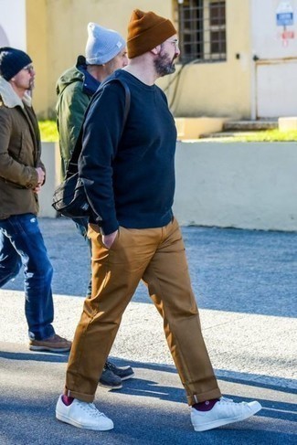 Как носить темно-синий свитшот с белыми низкими кедами мужчине