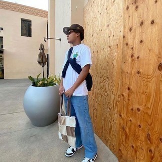 Как носить темно-синий свитшот с белыми низкими кедами мужчине