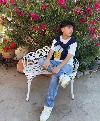 Как носить темно-синий свитшот с белыми низкими кедами мужчине