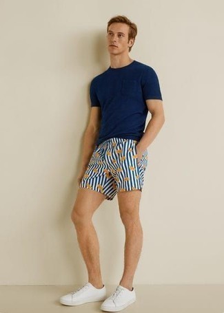 С чем носить темно-синие шорты для плавания