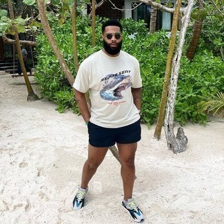 С чем носить темно-синие шорты для плавания