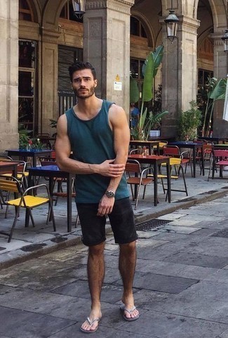 Как носить темно-синюю майку с черными шортами мужчине