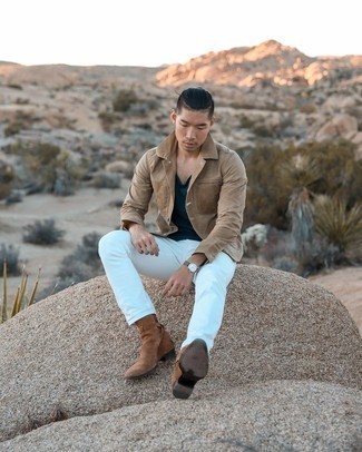 Как носить темно-синюю майку с белыми джинсами мужчине