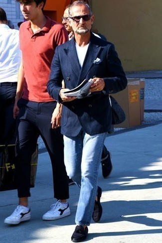 Какие джинсы носить с темно-синими лоферами с кисточками