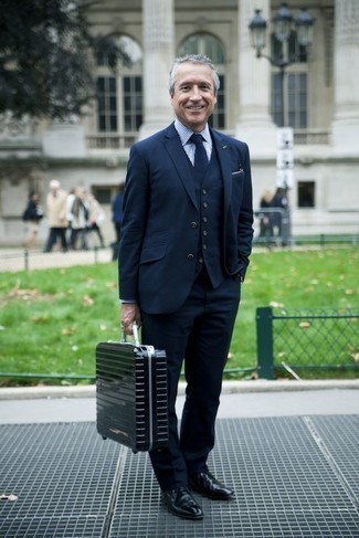 Какие туфли дерби носить с темно-синим костюмом-тройкой