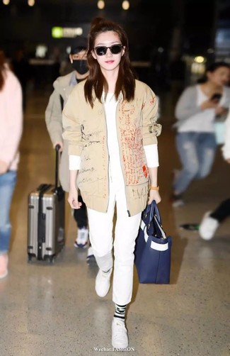 С чем носить темно-синюю большую сумку