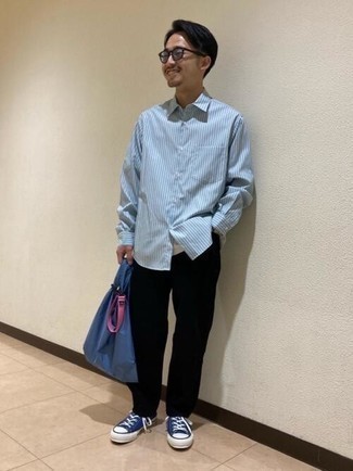 С чем носить темно-синюю большую сумку мужчине