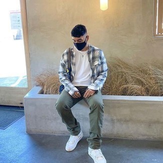 С чем носить темно-синюю большую сумку мужчине