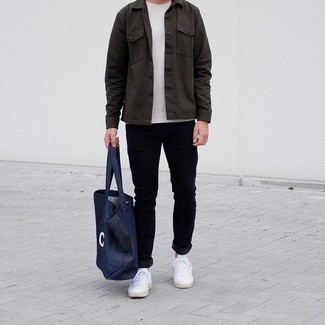 С чем носить темно-синюю большую сумку мужчине