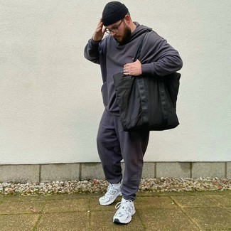 Какие кроссовки носить с темно-синим спортивным костюмом мужчине