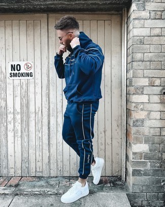 Какие низкие кеды носить с темно-синим спортивным костюмом мужчине