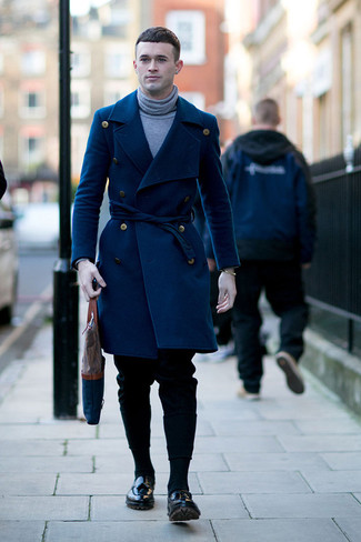 Как носить темно-синий плащ с черными брюками чинос