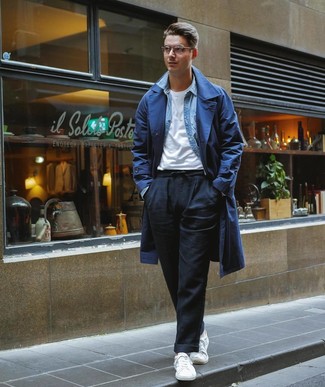 Как носить темно-синий плащ с черными брюками чинос