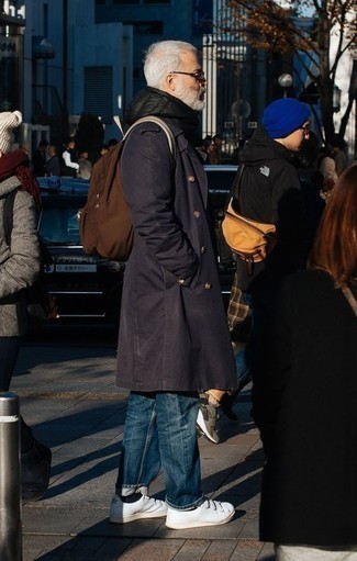 Как носить темно-синий плащ с синими джинсами мужчине