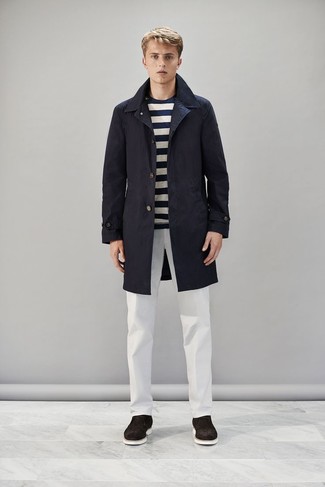 Какие брюки чинос носить с темно-синим плащом