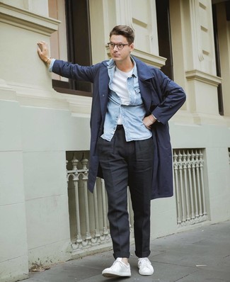 Какие брюки чинос носить с темно-синим плащом