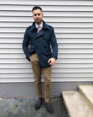 Какие брюки чинос носить с темно-синим плащом