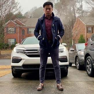 Какие брюки чинос носить с темно-синим плащом