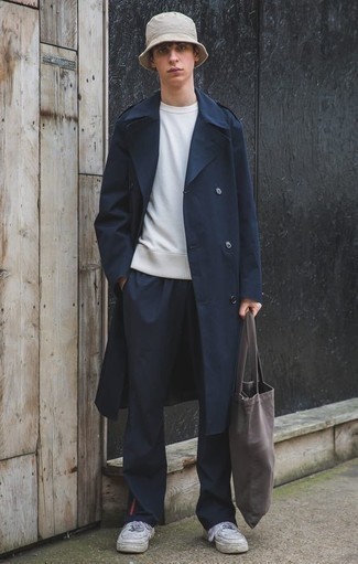 Какие брюки чинос носить с темно-синим плащом