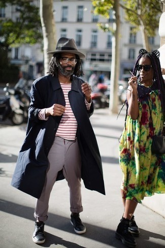 Какие брюки чинос носить с темно-синим плащом