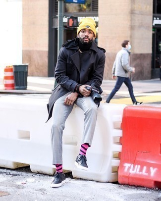 Какие брюки чинос носить с темно-синим плащом