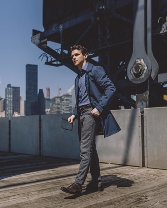 Как носить темно-синий плащ с серыми брюками чинос