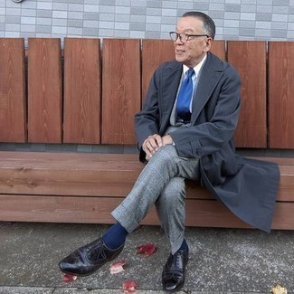 Как носить темно-синий плащ с серым шерстяным костюмом в шотландскую клетку