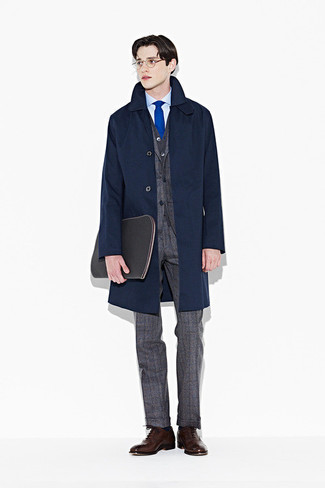 Как носить темно-синий плащ с серым костюмом