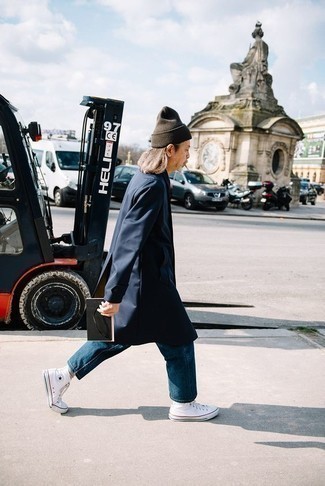 Какие джинсы носить с темно-синим плащом мужчине