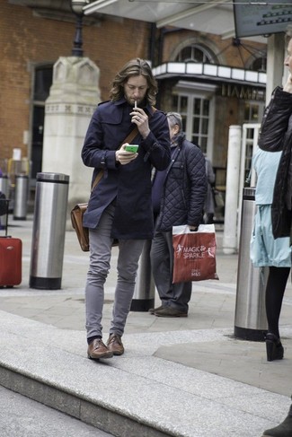 Какие джинсы носить с темно-синим плащом мужчине