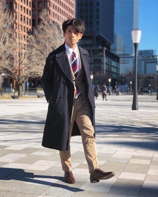 С чем носить темно-синий плащ мужчине