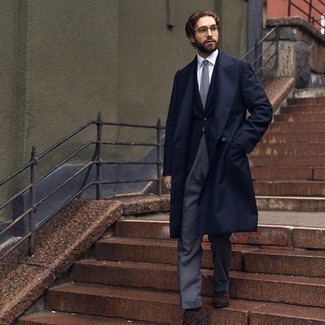 Как носить темно-синий плащ с темно-синим пиджаком мужчине