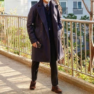 Как носить темно-синий плащ с темно-синим пиджаком мужчине