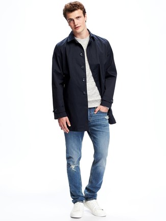 Как носить темно-синий плащ с темно-синими джинсами мужчине