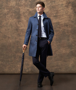 Как носить темно-синий плащ с темно-синим костюмом