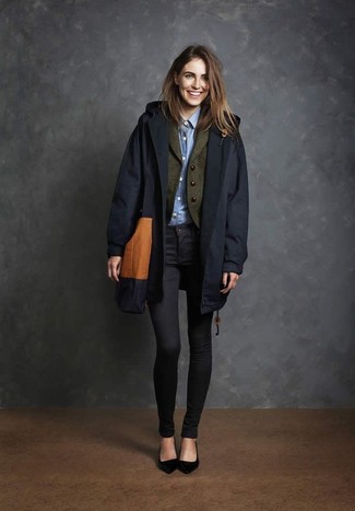 Какие джинсы скинни носить с темно-синим плащом