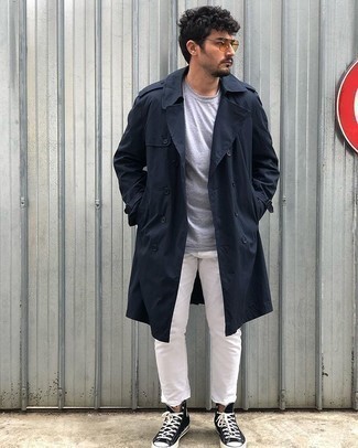 Как носить темно-синий плащ с белой майкой мужчине