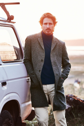 Как носить темно-синюю водолазку с бежевыми брюками чинос