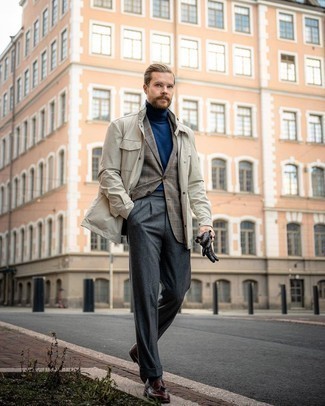 Как носить темно-синюю водолазку с бежевой полевой курткой